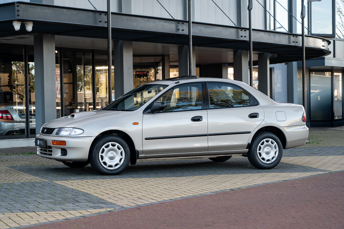 Mazda 323, 1995 in de showroom van HooG Selections