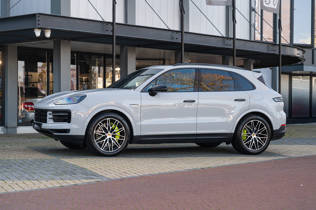 Porsche Cayenne, 2024 in de showroom van HooG Selections
