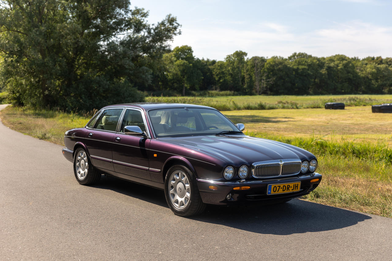 Daimler Daimler Super V8 verkocht door HooG Selections