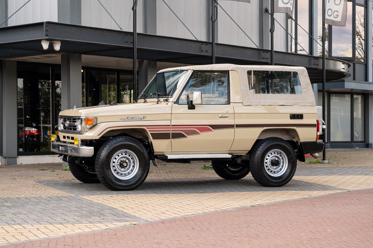 Toyota Land Cruiser FZJ73